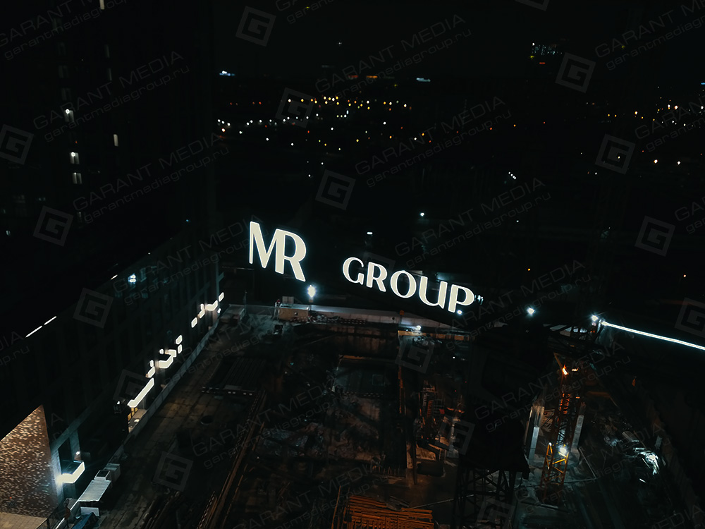 Световые буквы на стреле крана для MR Group
