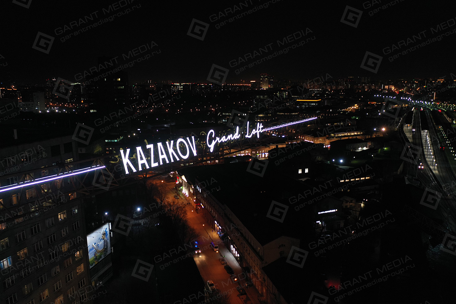 Брендирование башенного крана вывеской Kazakov Grand Loft
