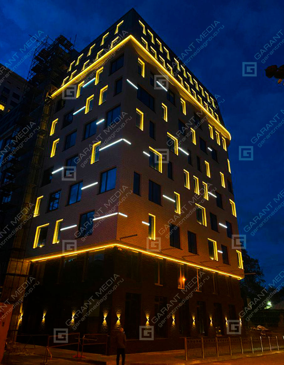 Фасадное освещение многоэтажного дома