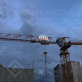 Установка светового логотипа на стреле башенного крана. Москва